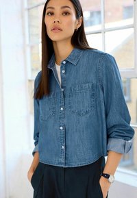 Next CROPPED  - Blúzka so zapínaním na gombíky - mid blue denim