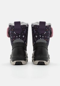 Černé a fialové zimní boty s barevnými vzory hvězd a srdcí, šedé kožešinové podšívky a růžovými akcenty na zadní straně. Gumová podešev pro lepší přilnavost.