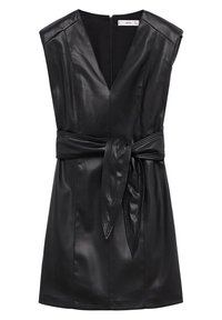 Robe en cuir noire avec un col en V, sans manches et une ceinture à nouer. Texture lisse avec un léger éclat et une silhouette ajustée.