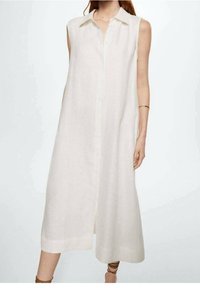 Robe en lin sans manches couleur blanc cassé avec un devant à boutons, un col classique et des fentes latérales, présentant une silhouette décontractée et fluide.