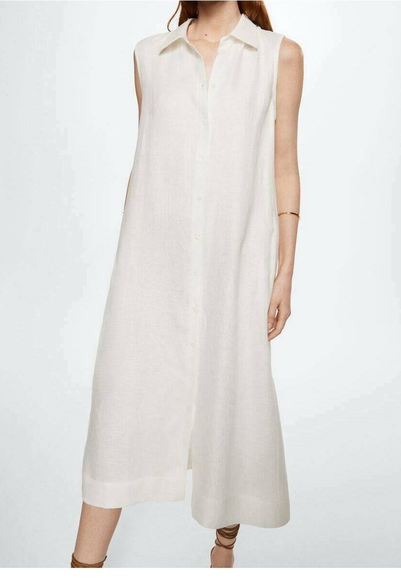 Robe en lin sans manches couleur blanc cassé avec un devant à boutons, un col classique et des fentes latérales, présentant une silhouette décontractée et fluide.