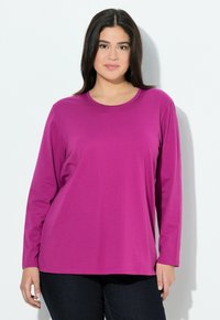 Langmouw, ronde hals top in levendig fuchsia, gemaakt van gladde katoenstof. Ontspannen pasvorm, met een eenvoudig ontwerp en zonder zichtbare patronen.