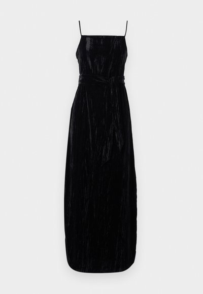 Svart sammet maxi klänning med spaghettiband, en figurnära bodice och ett matchande knytbälte i midjan. Texturerad tyg med en lätt lyster.