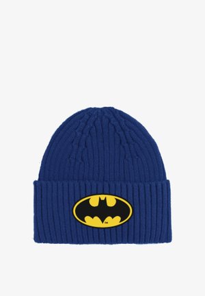 Gorro de punto azul con un parche del logo de Batman en negro y amarillo en la parte frontal, con un diseño texturizado acanalado en toda su superficie.