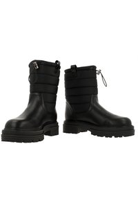 Botines negros con un exterior de cuero texturizado y parte superior acolchada. Los detalles destacados incluyen un cierre de cordón y una suela de goma gruesa.