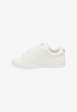 Beletena usnjena superga z teksturirano kapico za prste, ravnimi vezalkami in roza logotipom na jeziku in peti. Guma podplat, nizki profil.