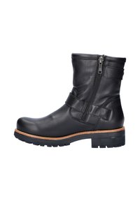 Zwarte leren enkellaars met een verstelbare riem, zijrits en een getextureerde rubberen zool. Kenmerkt zich door een lage blokhak en minimale stikseldetails.