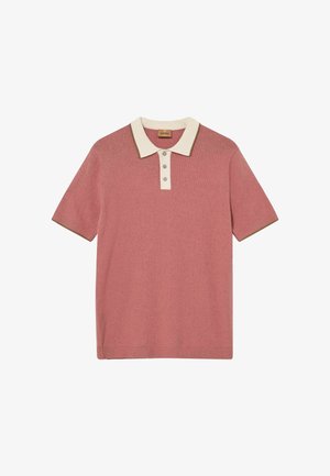 Pamučna polo majica kratkih rukava u boji prljavo ružičaste s kremasto obojanim ovratnikom i zakopčavanjem na gumbe, s maslinasto zelenim obrubom na rubovima ovratnika i rukava.