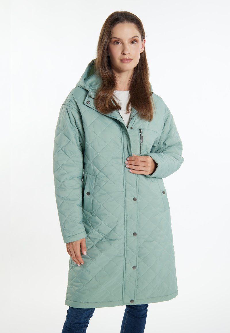 Cappotto lungo trapuntato verde menta con cappuccio, zip frontale e bottoni a pressione. Presenta tasche laterali e una finitura testurizzata.