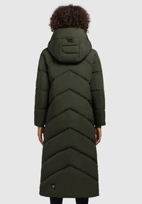 Geacă puf lungă, de culoare verde închis, cu glugă, design în formă de V și buzunare laterale. Textură netedă cu un etichetă de brand aproape de tiv.