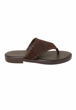 Brauner Ledersandale mit einem breiten Wildlederriemen und Zehensteg, flacher Sohle und abgesteppten Details entlang der Ränder.