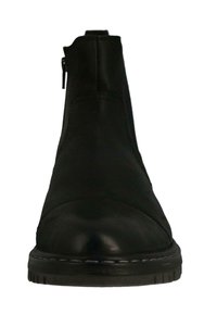 Czarny botek za kostkę z gładką skórzaną cholewką, okrągłym czubkiem, suwakem z boku oraz teksturowaną gumową podeszwą z widocznym bieżnikiem.