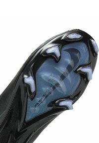 Zwarte atletische schoenzool met een getextureerd, blauw getint oppervlak. Beschikt over opvallende zwarte studs en een gestroomlijnd ontwerp voor grip.