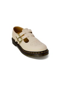 Scarpa in pelle color crema con due cinturini a fibbia, design perforato sulla punta, suola nera con un accento di cucitura gialla.
