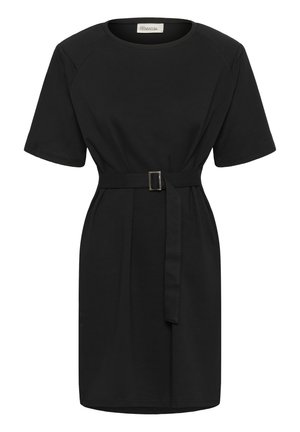 Sort knælængde kjole med korte ærmer, rund halsudskæring og matchende stofbælte med rektangulært spænde i taljen.