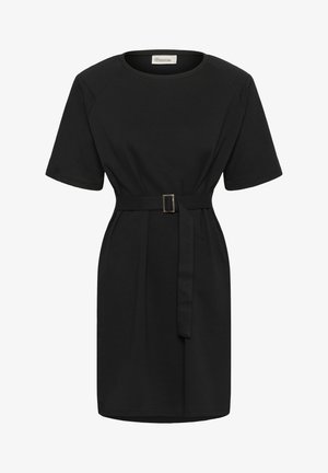 Sort knælængde kjole med korte ærmer, rund halsudskæring og matchende stofbælte med rektangulært spænde i taljen.