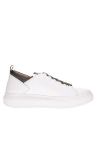 Sneaker bianco in pelle con punta arrotondata, texture liscia, accenti verde scuro sul tallone e suola bianca piatta. Design con lacci.