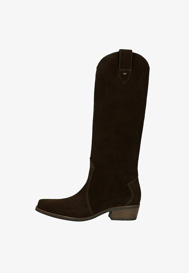 Botte haute jusqu'au genou en daim brun foncé avec un petit talon empilé en bois et une languette de tirage en haut, avec des détails de couture subtils.