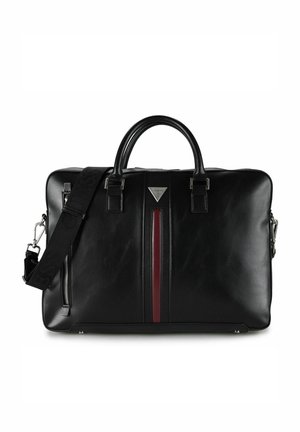 Sac en cuir noir à la forme rectangulaire élégante, avec une bande rouge, deux poignées supérieures, une bandoulière amovible et des accessoires en argent.