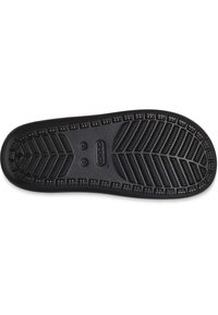 Suola di scarpa in gomma nera con motivi a scanalature diagonali e piccoli rilievi. Presenta un design circolare con l'etichetta "CROCS" e marcature numeriche.