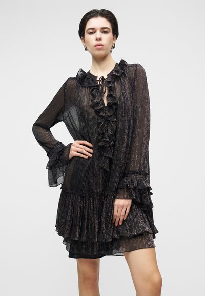 Μαύρο φόρεμα με βολάν από υφή με υφή και λαμπερό ύφασμα. Διαθέτει μακριά μανίκια, λαιμόκοψη με κορδόνι και στρωματιστό σκισμένο τελείωμα.