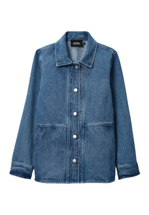 Veste en denim bleu à manches longues, col, boutons-pression à l'avant et deux poches latérales inclinées.
