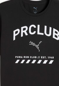 Černé tričko s nápisem "PRCLUB" tučným bílým písmem, s logem Puma a nápisem "PUMA RUN CLUB // ZALOŽENO 1948" vytištěným níže.