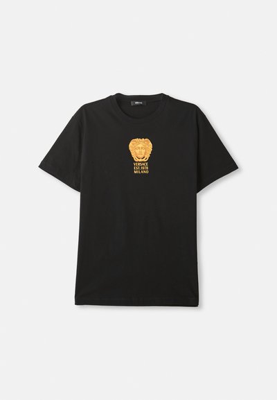 Svart kortermet t-skjorte med gull Medusa-hode-logo og "Versace Est. 1978 Milano" tekst på brystet.