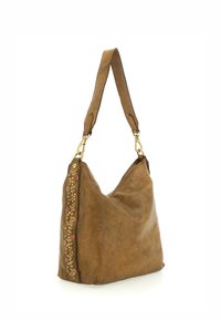 Borsa a spalla in pelle marrone con un design morbido, caratterizzata da decorazioni e una tracolla larga per il massimo comfort. Dettagli in oro.
