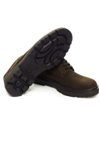 Chaussures en daim marron avec un bout arrondi, un design à lacets et une épaisse semelle en caoutchouc noir dotée d'un motif pour une meilleure adhérence.