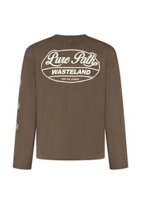 Bruine lange mouwen shirt met een grote witte afbeelding op de achterkant met de tekst "Pure Path WASTELAND" en extra tekst en logo's op de mouwen.