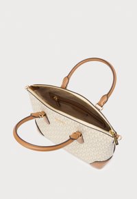 Τσάντα tote από κρεμ ύφασμα με σχέδιο, με ταμπά δερμάτινες λεπτομέρειες, δύο χειρολαβές και κλείσιμο με φερμουάρ. Διαθέτει διαμέρισμα με τσέπη με φερμουάρ στο εσωτερικό.