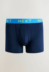 Tmavě modré boxerky z měkké látky. Má jasně modrý pas s žlutým logem "NEXT" a předním rozparkem.