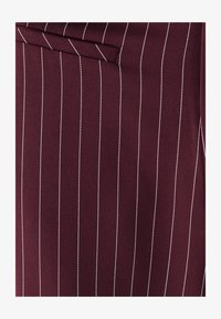 Ausgewählt, plum pinstripe