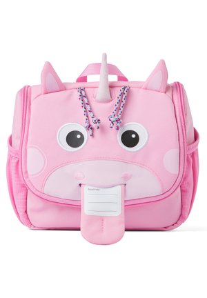 Rucksack im Einhorn-Thema in Pink mit strukturiertem Stoff. Hat große Augen, einen hervorstehenden Horn und eine Namensschildtasche auf der Vorderseite.