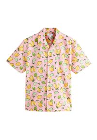 Camisa de manga corta en tela rosa, con un patrón de limones y limas con hojas verdes. Diseño ligero y casual con cuello.