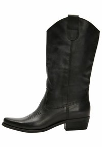Czarne kowbojki ze skóry z ostrym noskiem, wysoką cholewką, detalami przeszyć na nosku oraz niskim, szerokim obcasem.
