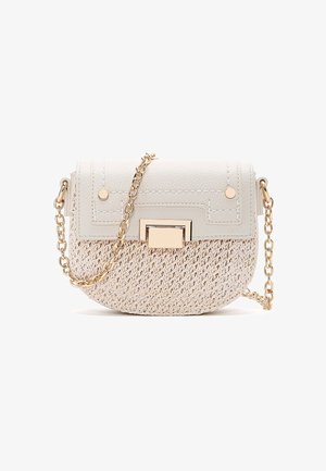 Borsa a tracolla in pelle bianca con fondo intrecciato beige, tracolla in catena dorata, chiusura rettangolare e accenti cuciti.