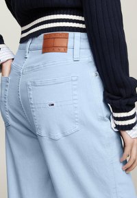 Tommy Jeans CLAIRE WIDE - Vaqueros a campana - moderate blue