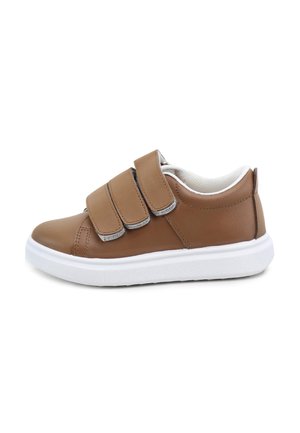 Zapatilla deportiva marrón de corte bajo con tres tiras anchas de velcro y una suela blanca gruesa, diseñada para un fácil ajuste y comodidad.