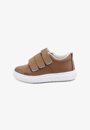 Zapatilla deportiva marrón de corte bajo con tres tiras anchas de velcro y una suela blanca gruesa, diseñada para un fácil ajuste y comodidad.
