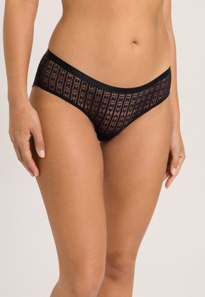 Perizomi neri in lingerie con un design in pizzo trasparente caratterizzato da strisce verticali e una cintura liscia. Texture delicata con bordi ondulati.