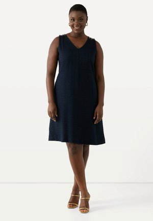 Abito senza maniche blu navy con scollo a V, tessuto testurizzato e bottoni decorativi sulla spalla. Silhouette a A, lunghezza al ginocchio.