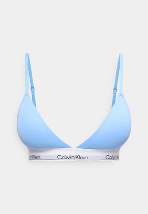 Jasnoniebieski trójkątny biustonosz z regulowanymi ramiączkami i białą elastyczną opaską z logo "Calvin Klein" w czarnym napisie.