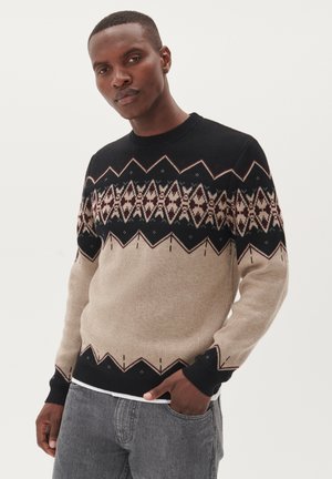 Strickpullover mit schwarzem Oberteil und geometrischem Muster, das in einen beigen Körper übergeht, und gerippten Bündchen in kontrastierenden Farben.