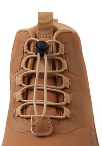 Beige Schuhe mit einem glatten synthetischen Obermaterial, ausgestattet mit elastischen Schnürsenkeln und einer Schlaufe für ein einfaches An- und Ausziehen. Auffällige Details sind strukturierten Akzente.