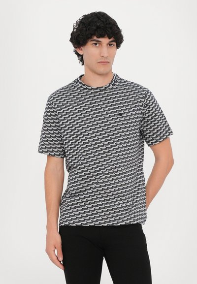 Short-sleeve, crew-neck t-shirt in black and white with repeating wave pattern; made of textured cotton. Regular fit and casual design.