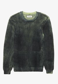 Grüner gerippter Pullover mit Rundhalsausschnitt, ausgestattet mit einer weichen Textur und einem Farbverlauf von Dunkelgrün zu Hellgrün.