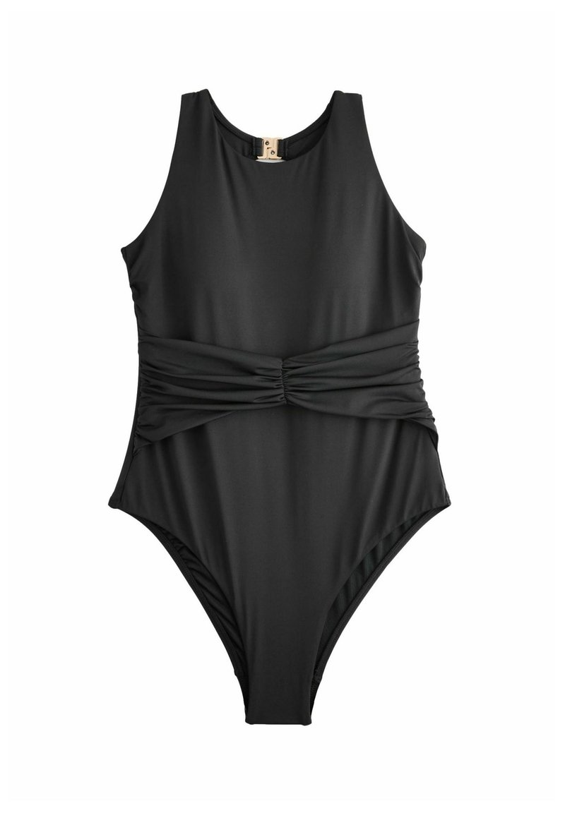 Czarny jednoczęściowy kostium kąpielowy z wysokim dekoltem, marszczonym detalem w talii i złotym zapięciem z tyłu.