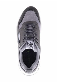 Grauer Sportschuh mit einem Obermaterial aus gemischten Stoffen, der über Schnürsenkel, ein strukturiertes Design und eine gepolsterte Sohle verfügt. Auffälliges grünes Innenlabel.